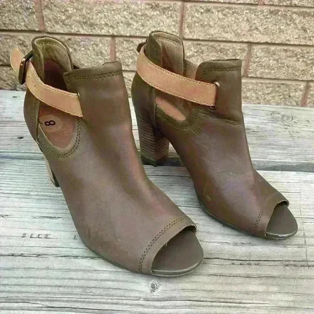 Clarks Artesian heal open toe SZ 8 leather